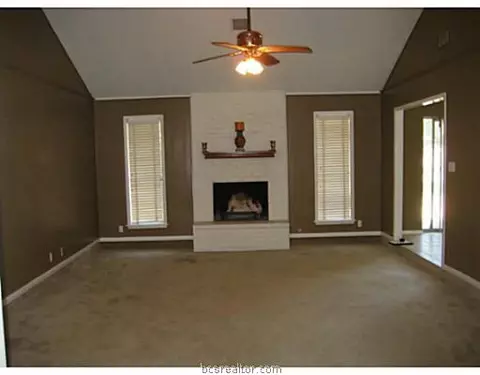 2318 Windsor Dr, Bryan, TX 77802 photo 2