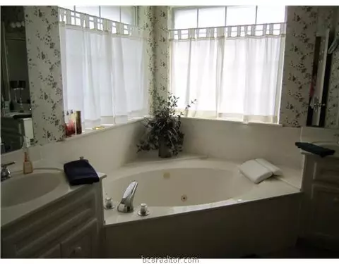 2307 Bastrop Cir, Bryan, TX 77808 photo 9