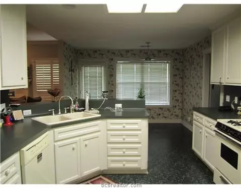 2307 Bastrop Cir, Bryan, TX 77808 photo 6