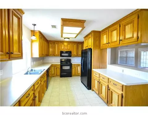4102 Chamberlain Cir, Bryan, TX 77802 photo 6