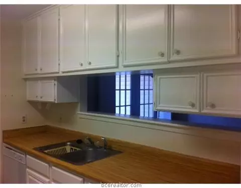 2100 Windsor #14, Bryan, TX 77802 photo 4