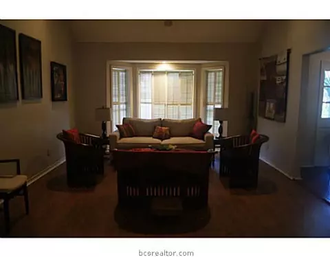 910 Bob White St, Bryan, TX 77802 photo 3