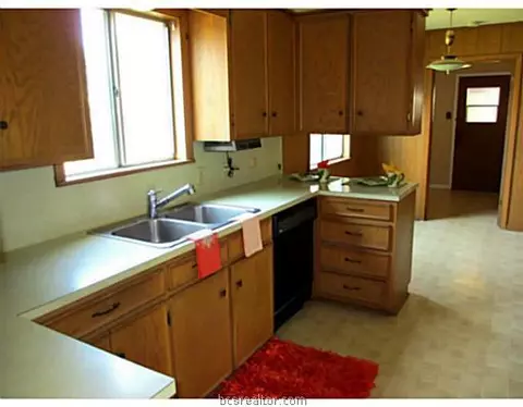 700 Matous Dr, Bryan, TX 77802 photo 6