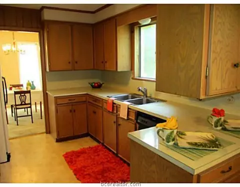 700 Matous Dr, Bryan, TX 77802 photo 5