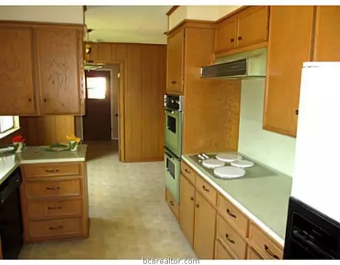 700 Matous Dr, Bryan, TX 77802 photo 7