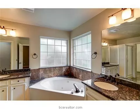 2204 Bastrop Cir, Bryan, TX 77808 photo 12
