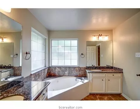 2204 Bastrop Cir, Bryan, TX 77808 photo 11