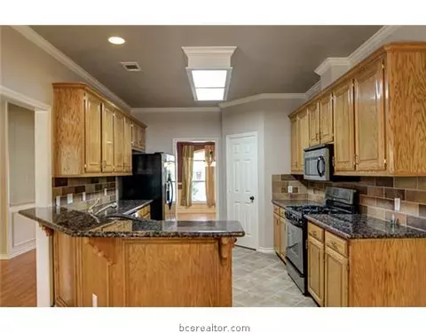 2204 Bastrop Cir, Bryan, TX 77808 photo 3