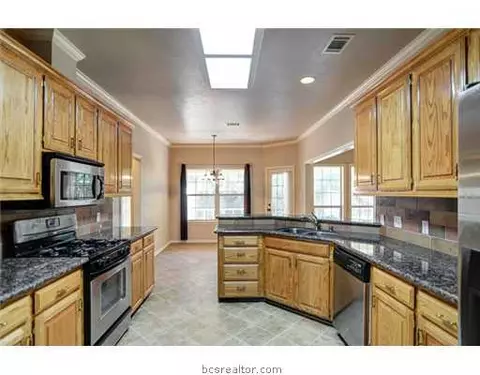 2204 Bastrop Cir, Bryan, TX 77808 photo 2