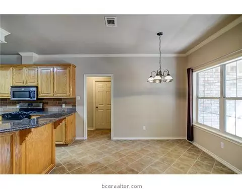 2204 Bastrop Cir, Bryan, TX 77808 photo 4
