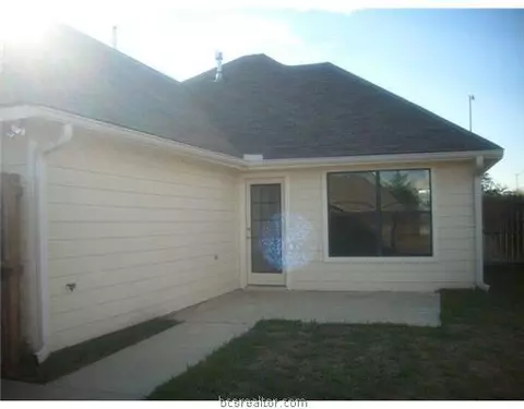 2006 Turning Leaf Dr, Bryan, TX 77807 photo 2