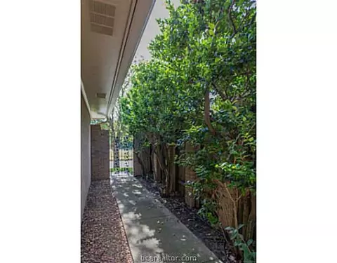 2905 Braeburn St, Bryan, TX 77802 photo 2