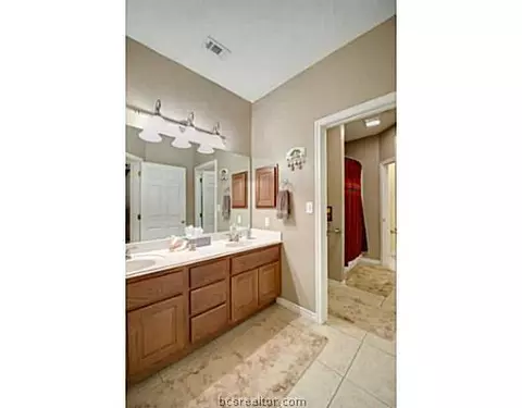 2002 Lis Ln, Bryan, TX 77807 photo 13