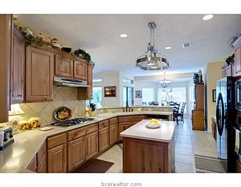 2002 Lis Ln, Bryan, TX 77807 photo 6