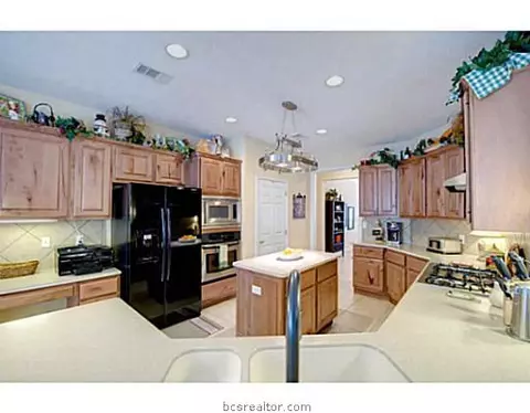 2002 Lis Ln, Bryan, TX 77807 photo 5