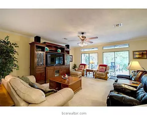 2002 Lis Ln, Bryan, TX 77807 photo 2