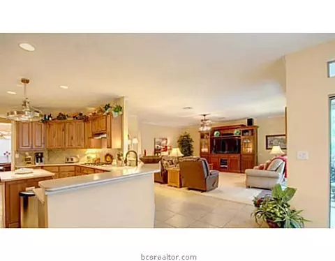 2002 Lis Ln, Bryan, TX 77807 photo 4