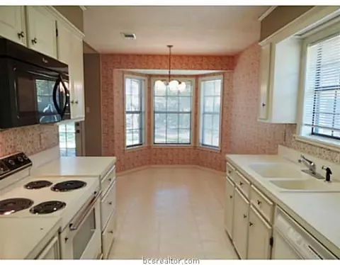 3905 Seminole Ct, Bryan, TX 77802 photo 2