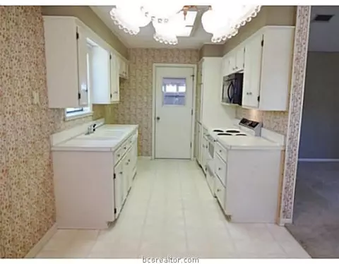 3905 Seminole Ct, Bryan, TX 77802 photo 9