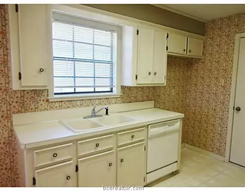 3905 Seminole Ct, Bryan, TX 77802 photo 4