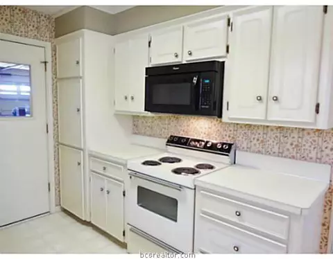 3905 Seminole Ct, Bryan, TX 77802 photo 3
