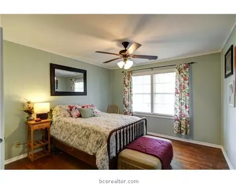 525 Wayside Dr, Bryan, TX 77802 photo 11