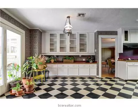 2404 Burton Dr, Bryan, TX 77802 photo 8
