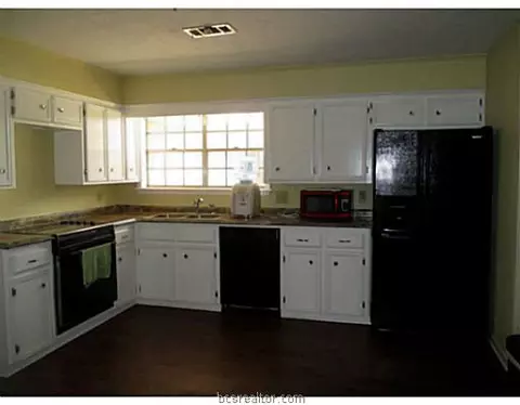 3510 Oakside Dr, Bryan, TX 77802 photo 2