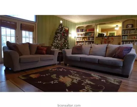 607 Esther, Bryan, TX 77802 photo 3