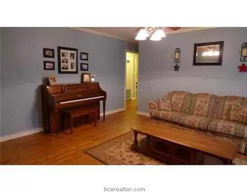 607 Esther, Bryan, TX 77802 photo 4