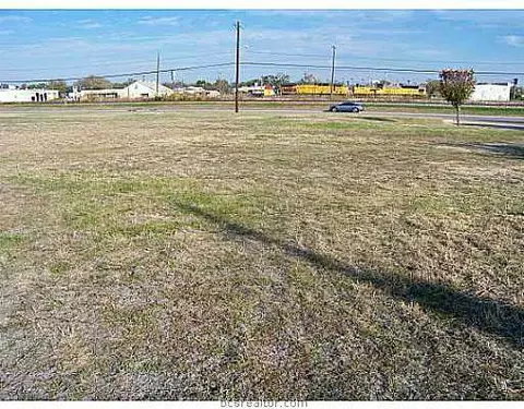 1110 Finfeather Rd, Bryan, TX 77803 photo 4