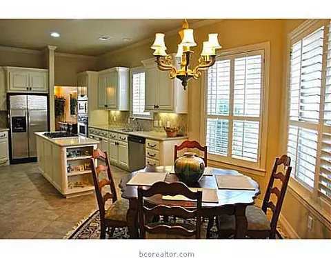 4909 Fairfield Ct, Bryan, TX 77802 photo 5