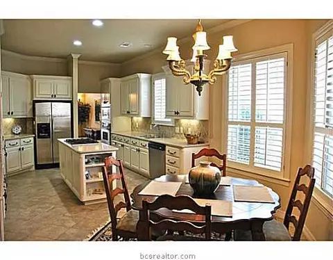 4909 Fairfield Ct, Bryan, TX 77802 photo 6