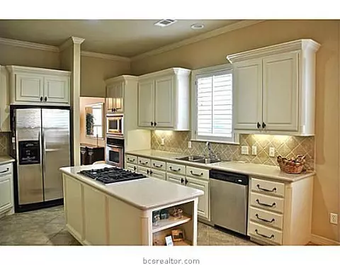4909 Fairfield Ct, Bryan, TX 77802 photo 3