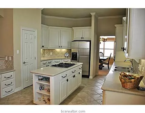 4909 Fairfield Ct, Bryan, TX 77802 photo 4