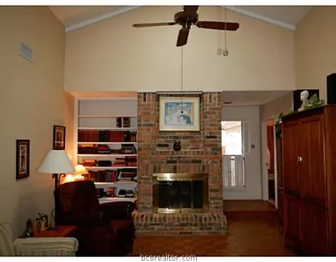 2909 Burning Tree Ct, Bryan, TX 77802 photo 4