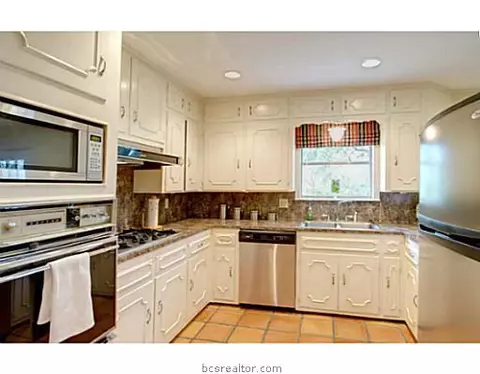 2313 Wayside Dr, Bryan, TX 77802 photo 4