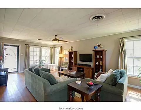 910 E North Ave N, Bryan, TX 77802 photo 2