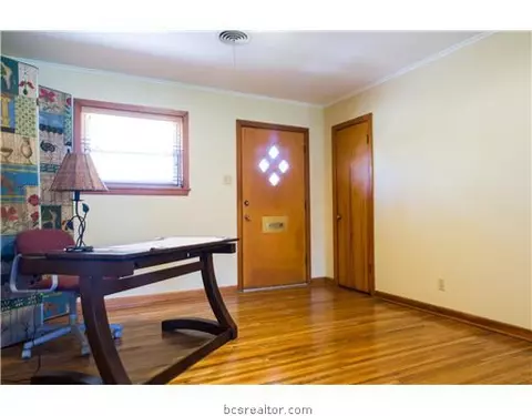 303 Brookside Dr, Bryan, TX 77801 photo 2