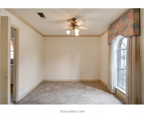 3810 Windridge Dr, Bryan, TX 77802 photo 4