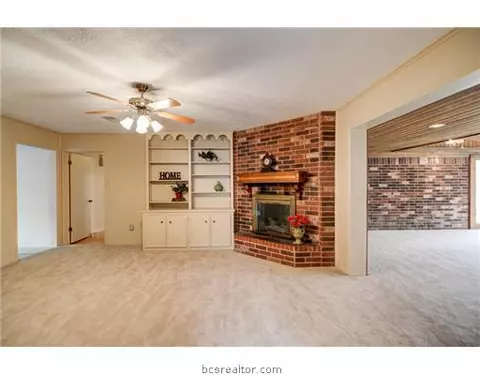 3810 Windridge Dr, Bryan, TX 77802 photo 2