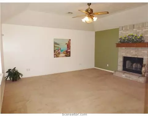 3901 Brighton Dr, Bryan, TX 77802 photo 2