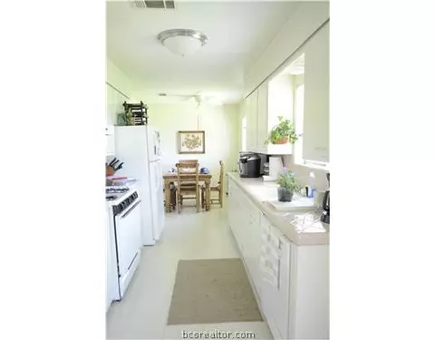 412 Tee Dr, Bryan, TX 77801 photo 2