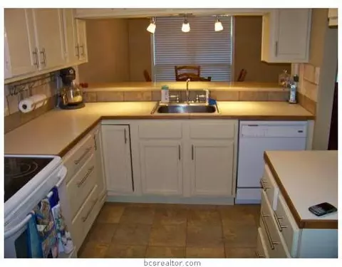 2807 Oakside Dr, Bryan, TX 77802 photo 6