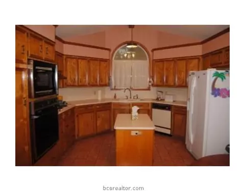 3606 Brighton Dr, Bryan, TX 77802 photo 2