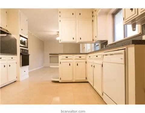 2305 Morningside Dr, Bryan, TX 77802 photo 4