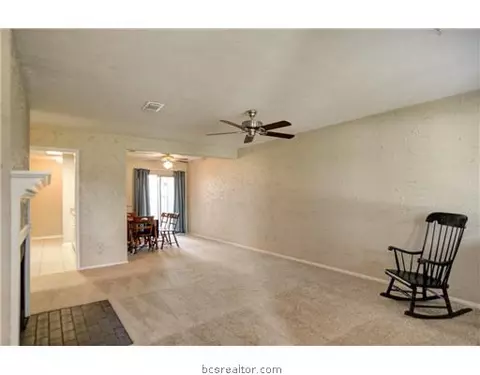 2100 Windsor Apt 2 Dr, Bryan, TX 77802 photo 3
