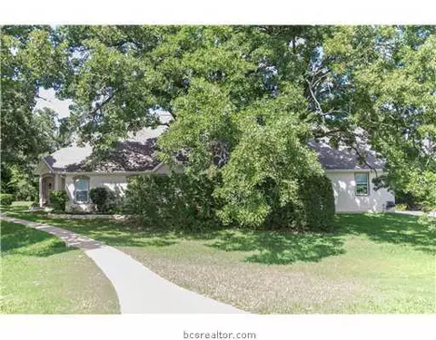 5873 Easterling Dr, Bryan, TX 77808 photo 2