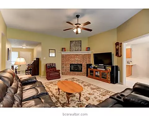 4705 Warwick Ln, Bryan, TX 77802 photo 4
