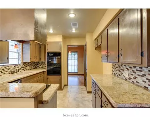903 Briar Bend Ct, Bryan, TX 77802 photo 2
